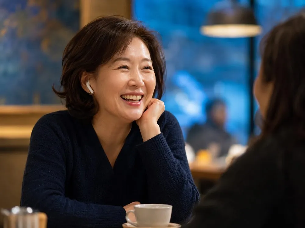 웃으며 즐겁게 대화하는 여성의 모습